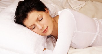 Frau schläft im Bett