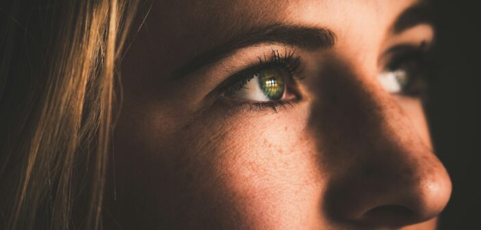 Nahaufnahme vom Gesicht einer blonden Frau mit grünen Augen